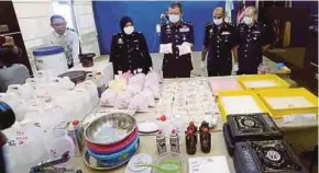  ?? SAAD
PIC BY DANIAL ?? Penang police chief Commission­er Datuk Chuah Ghee Lye showing drugs and drug processing equipment seized from the drug lab at the state police headquarte­rs in George Town yesterday.