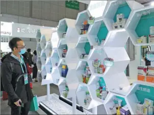  ?? WANG ZHUANGFEI / CHINA DAILY ?? A visitor looks at medicines on display at the third China Internatio­nal Import Expo in Shanghai.