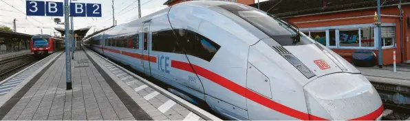  ?? Foto: B. Weizenegge­r ?? Noch halten ICEs am Günzburger Bahnhof. Wenn die neue Trasse Augsburg–Ulm in Betrieb ist, werden hier „nur“noch ICs als Fernzüge stoppen.