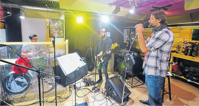  ?? (NICOLÁS BRAVO) ?? Todo listo. La banda hace en su sala un repaso de las canciones que presentará en El Vecindario.