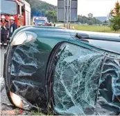  ?? Foto: Schmidt, Widemann ?? Leicht verletzt wurden die Beteiligte­n bei einem Unfall nahe Mauren (links). Dort hatte ein 86 Jähriger den Wagen einer 23 Jäh rigen übersehen. Auf der B 25 überschlug sich ein 62 Jähriger mit seinem Auto (rechts).