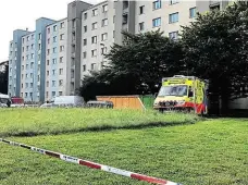  ??  ?? Evakuace Někteří z obyvatel domu přečkali práci policie v bytech Prahy 10, které jsou pro podobné situace určené.