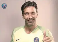  ?? DAILY MAIL ?? MASIH LAKU: Gianluigi Buffon memamerkan kostum PSG.