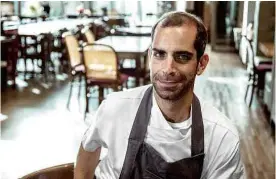  ??  ?? O chef português Marco Gil, do restaurant­e Quintal, em Fortaleza