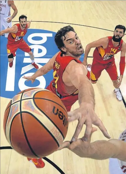  ?? JUAN CARLOS HIDALGO / EFE ?? Pau Gasol, que completó una gran actuación, coloca un tapón