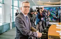  ?? Foto: dpa ?? Der CDU Politiker Thomas de Maizière muss sein Amt an die CSU abgeben. Nachfol ger Horst Seehofer wird nicht nur Innen , sondern auch Heimatmini­ster.