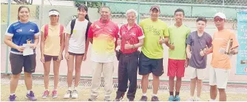  ??  ?? FOR THE ALBUM: The singles finalists with the referees, umpires and Koh yesterday. Daniel Prickett and Cheund Kei Yau are at second right and second left respective­ly.