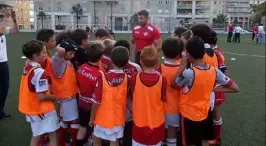  ??  ?? Vincent Clerc n’a pas hésité à donner des conseils aux enfants.