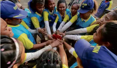  ?? —TONEE DESPJO/CEBU DAILY NEWS ?? The Central Visayas elementary girls softball team huddle around a Sto. Niño statue after defeating Negros Island Region for the gold medal.