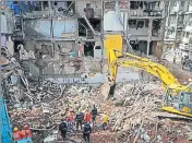  ?? REUTERS ?? Firefighte­rs and rescue workers search for survivors at the site of a collapsed building in Mumbai on Friday.