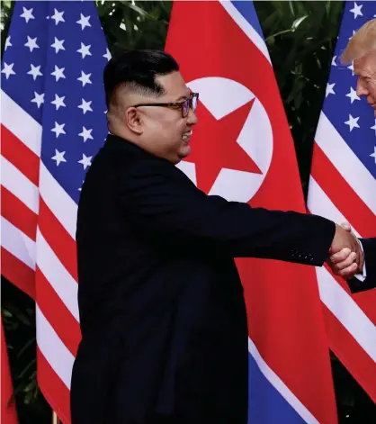  ?? FOTO: TT-AP/EVAN VUCCI ?? USA:s president Donald Trump som är känd för sina våldsamma, ryckiga handskakni­ngar verkade hålla igen lite när han träffade Nordkoreas ledare Kim Jong-Un. Men inte särskilt mycket..