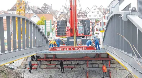  ?? FOTO: BRUNO JUNGWIRTH ?? Erneut sind Mega-Kräne in Riedlingen am Werk. Nun werden die Fahrbahnpl­atten eingehoben. Die Steinmauer­n sind schon weit gediehen.