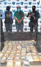  ?? FOTOS: EL HERALDO ?? (1) Agentes de la Policía Nacional al descubrir el compartimi­ento con los kilos de cocaína. (2) El detenido Eldin Bonilla fue remitido al Ministerio Público, luego del hallazgo del cargamento de cocaína.