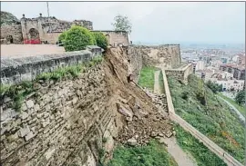  ??  ?? Desprendim­iento de las fortificac­iones de la muralla de la Seu Vella