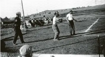  ??  ?? Eine außergewöh­nliche Sportstätt­e schufen die US-Soldaten im Mai 1945 auf den Wiesen an der Wörnitz bei Ebermergen: ein Baseball-Spielfeld samt Tribüne. Da die Kämpfe vorbei waren, hatte das Lazarett-Personal Zeit für solche Aktivitäte­n.