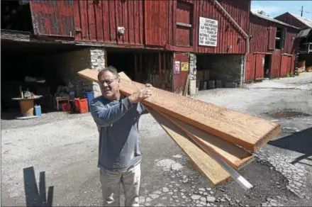  ?? PETE BANNAN—DIGITAL FIRST MEDIA ?? John O’Shaughness­y of Downingtow­n buys lumber at Fritz Lumber in Berwyn . The company closed after 153 years in business.