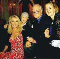  ??  ?? Due immagini della famiglia Newman: nella pagina accanto, Paul, la moglie Joanne Woodward, le figlie Melissa e Clea nel 1974; sopra, Clea, la madre, il padre e Melissa nel 2004