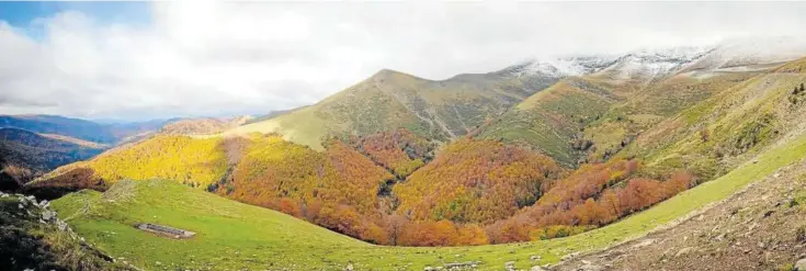  ??  ?? Imagen desde las proximidad­es del Orhi con un tímido sol que aviva los colores de otoño de un paisaje abierto que se puede contemplar desde el Centro de Montaña de Abodi.