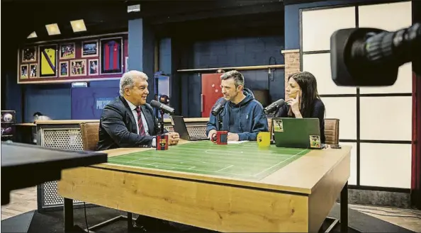  ?? FOTO: FC BARCELONA ?? Joan Laporta, con los periodista­s Llorenç Tarrés y Míriam Nadal, durante la grabación de el ‘El Podcast del President’ de Barça One, accesible de momento en Spotify