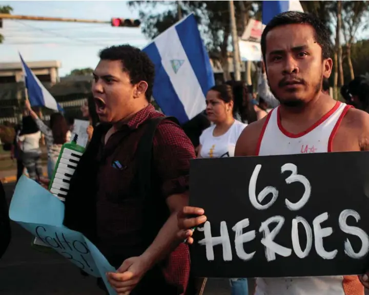  ??  ?? 63 DREPTE: Studentopp­røret for to uker siden endte i det største blodbadet siden landets borgerkrig. Minst 63 demonstran­ter ble drept. En aksjonist i Managua holder opp en plakat for å minn