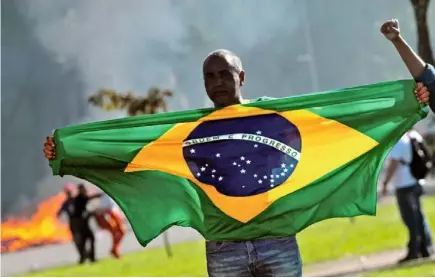  ??  ?? Van dos días de protestas en Brasilia, la capital del gigante suramerica­no, de quienes se oponen al Gobierno de Michel Temer y en las calles piden su renuncia. FOTO AFP