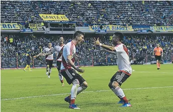  ?? FOTOS: AGENCIAS ?? Lucas Alario y el Pity Martínez celebran la ventaja millonaria. Silencio total en la Bombonera.