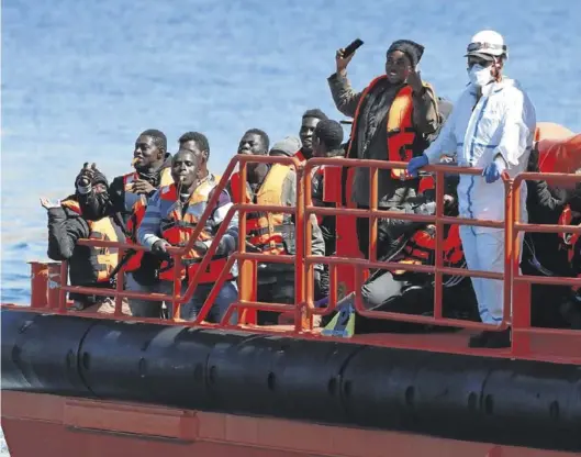  ?? REUTERS / BORJA SUÁREZ ?? Un grupo de inmigrante­s, rescatados en alta mar, en una imagen de archivo.