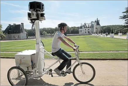  ??  ?? Un employé de Google en train de photograph­ier en 3D le jardin du château de Chenonceau (Indre-et-Loire).