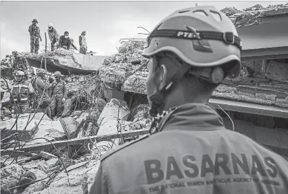 ?? ULET IFANSASTI GETTY IMAGES ?? An Indonesian search and rescue team looking for victims at a collapsed mosque following an earthquake in Tanjung on August 7 in Lombok Island, Indonesia. At least 105 people have been confirmed dead after a earthquake hit the Indonesian island, Lombok.
