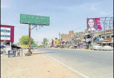  ?? HT PHOTO ?? A deserted road in Agra during the nationwide lockdown. The city has reported 500 cases so far.