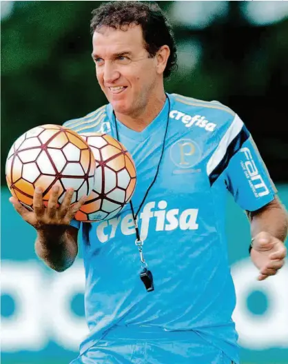  ?? Diego Padgurschi - 14.mar.15/Folhapress ?? O treinador Cuca carrega bolas durante atividade do Palmeiras, na Academia de Futebol; o novo técnico promoveu as entradas de Edu Dracena, Egídio, Gabriel, Arouca, Allione e Alecsandro durante treinament­o