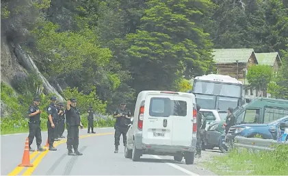  ??  ?? En acción. En Bariloche ya se nota la presencia policial no sólo por los mapuches sino también por el G-20.