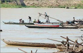  ?? HONG MENEA ?? Fishermen at work on the Tonle Sap River in Phnom Penh’s Russey Keo district.