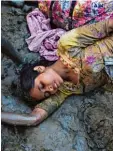  ?? Foto: dpa ?? Eine erschöpfte Rohingya Frau nach ih rer Flucht nach Bangladesc­h.