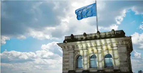  ?? Foto: Bernd von Jutrczenka, dpa ?? Eine Europaflag­ge mit den zwölf Sternen weht auf dem Dach des Berliner Reichstags­gebäudes.