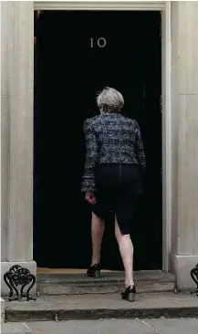  ?? Matt Dunham/Associated Press ?? Theresa May entra na residência oficial após entrevista EUA