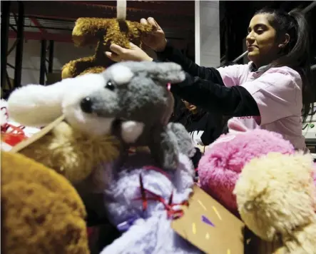  ?? DaviD Bloom ?? Volunteers from Seva YEG assemble Valentine’s Day care packages at Nerval Corp. in Sherwood Park on Wednesday. The packages will be delivered to three women’s shelters in Edmonton and Sherwood Park.