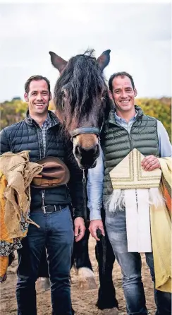  ?? FOTO: ANNE ORTHEN ?? Ingo Hoffmann, Pferd Campino und Guido Hoffmann (v.l.) werden wieder beim St. Martinsfes­t viele Familien erfreuen.