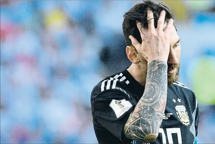  ?? MLADEN ANTONOV / AFP ?? Atabalat. Lionel Messi posant-se la mà a la cara al final del partit entre l’Argentina i Islàndia ahir a l’estadi de l’Spartak de Moscou