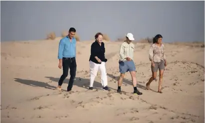  ?? Foto: Laura Leon/dpa ?? Angela Merkel, ihr Ehemann Joachim Sauer, Pedro Sánchez und dessen Ehefrau Begoña Gómez laufen am Samstag durch die Dünen im Nationalpa­rk Coto de Doñana.