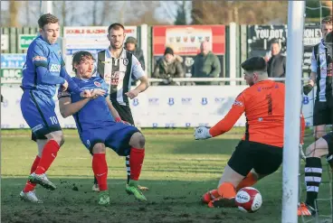  ?? PICTURES: Mark Cosgrove ?? OPENER: Paul Clayton of Shaw Lane scores to make it 1-0