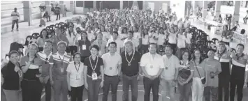  ?? PHILSTAR.COM ?? LANDBANK Executive Vice President Liduvino S. Geron (8th from left), alongside Mayor Fernando B. Estavilla (7th from left) and DSWD Region VII Director Shalaine Marie S. Lucero (6th from left), spearheads the launch of the LANDBANKas­ama Program in the Municipali­ty of President Carlos P. Garcia in Bohol to bring banking services closer to the residents of the island town.