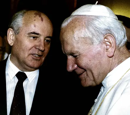  ?? PHOTO: REUTERS ?? Global stars . . . Gorbachev at a private audience at the Vatican with Pope John Paul II in 2000.