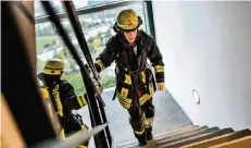  ?? RP-FOTO: ANNE ORTHEN ?? Tim Neubert (vorne) und Florian Gagesch erreichen die Zielebene im 25. Stock des Arag-Gebäudes.