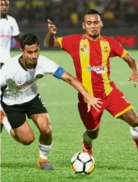  ??  ?? Out of my way: Selangor’s Mohd Amri Yahyah (right) and Pahang’s Matthew Thomas Davies battle for the ball during their Super League match at Cheras Stadium in Kuala Lumpur on Saturday.
— M. AZHAR ARIF / The Star