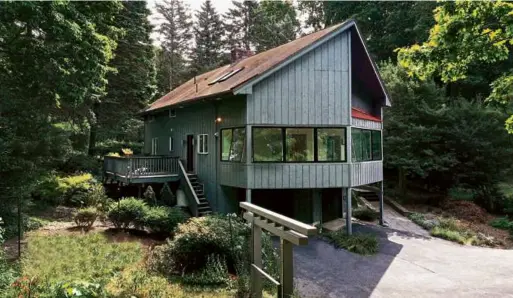  ?? PHOTOS BY MICHAEL OSEAN ?? TOP The home offers two decks and sits on a little more than a half acre.