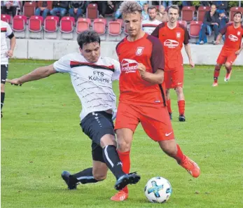  ?? FOTO: KLAUS EICHLER ?? Für den SV Fronhofen (links Peter Kemmer) gab es in der Bezirkslig­a auch gegen den SV Kressbronn (Elias Wiesener) keine Punkte.