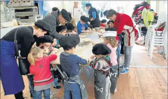  ?? CH I VE S L I ONE L L E MAI RE
PH OTO AR- ?? Les enfants découvriro­nt le métier de boulanger lors de St Mont Vignoble en fête