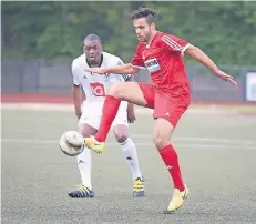  ?? RP-FOTO: ACHIM BLAZY ?? Youssef el Boudihi (r.) traf zum 1:0 für die Heiilgenha­user – doch Benrath nahm in der letzten Minute noch einen Punkt mit nach Hause.