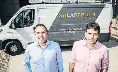  ?? LLIBERT TEIXIDÓ ?? Òscar Gómez y Roger Fernández, fundadores de Solar Profit